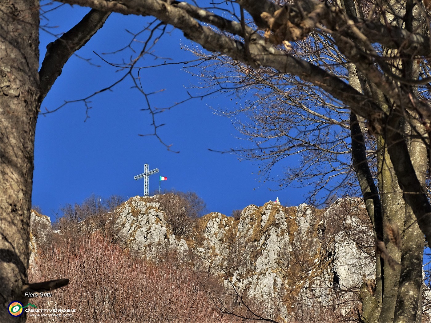 18 Zoom in Cornagera con Croce e Madonnina.JPG